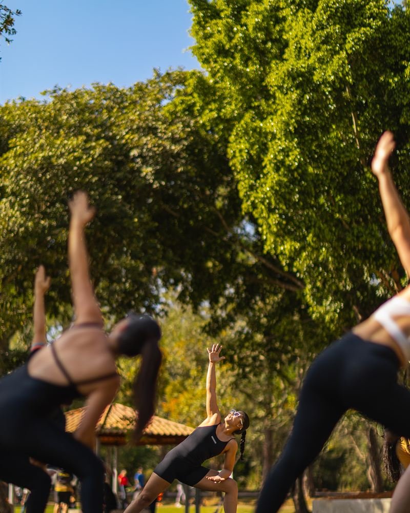 Aula de yoga em grupo ao ar livre