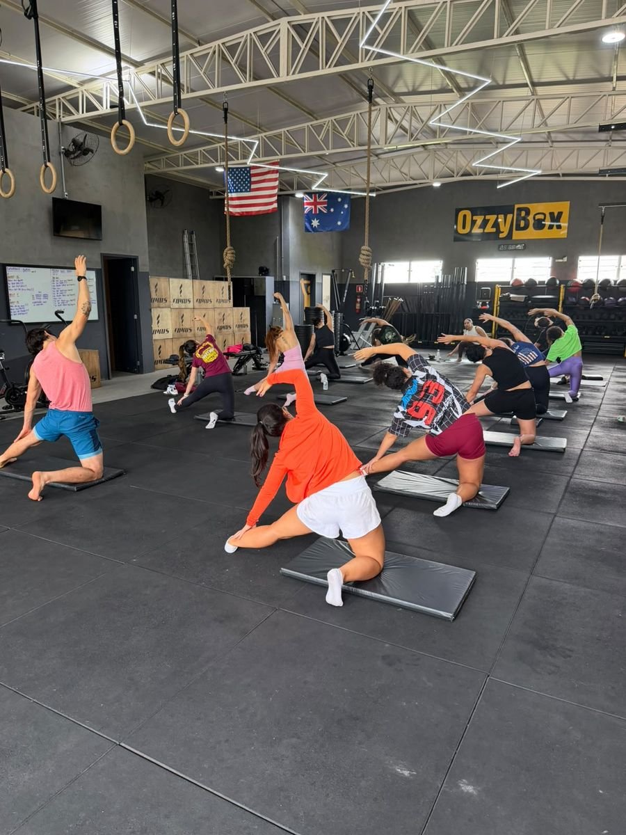 Turma de yoga com a Aline Rebeka no Ozzy Box, em Pouso Alegre